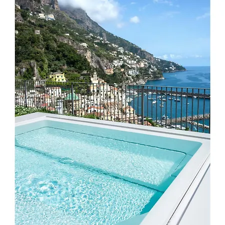 Elegante Con Vista Mozzafiato Sul Mare Di Holiday park Amalfi