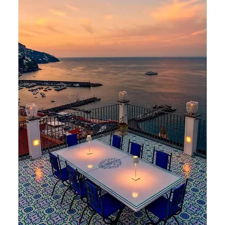 Elegante Con Vista Mozzafiato Sul Mare Di Amalfi