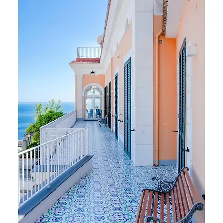 Elegante Con Vista Mozzafiato Sul Mare Di Holiday park Amalfi
